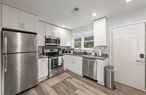 Villa Heights House | Stylish 2B Boutique Stay Just 5 Minutes to Uptown on VRBO