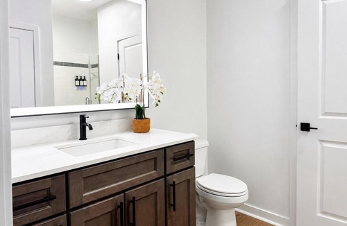 Cherry Apartment | Stylish 2BR Charlotte Stay Pool Gym & BBQ