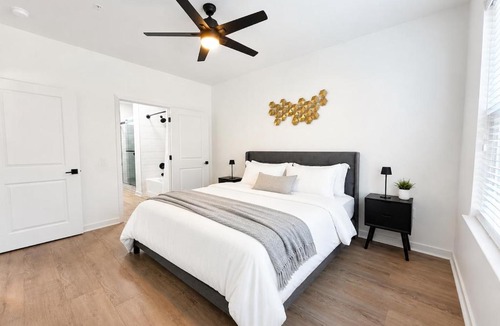 Cherry Apartment | Stylish 2BR Charlotte Stay Pool Gym & BBQ