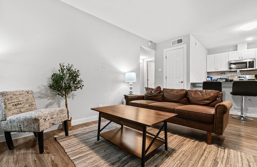 Highland Apartment | Stylish 2BR in Highland Austin TX 2382