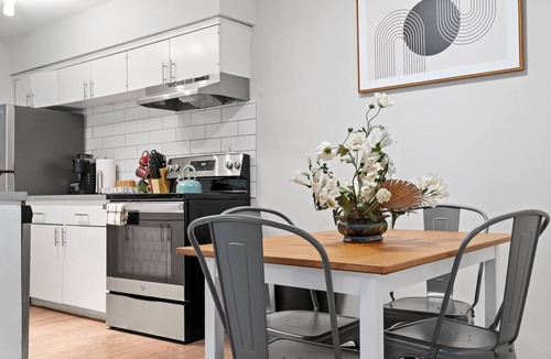 Highland Apartment | Stylish 2BR Near UT Highland Evonify