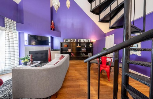 Waller Creek District Apartment | Stylish 3BR Loft in Austin with Balcony for 8