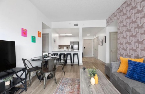 Charlotte Center City Apartment | Stylish 4 Bed - 2 Mins to Stadium - Free Parking - Gym - Views