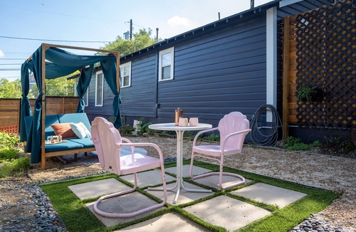 Dawson Apartment | Stylish, artsy gem. Walk to Iconic South Congress