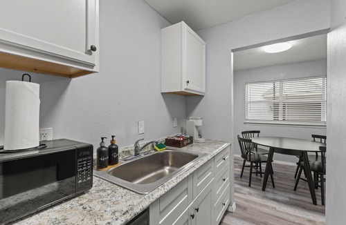 Dallas Apartment | Stylish & Comfy | King Bed | Near Love Field | DT