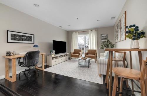 Royal Oak Apartment | Stylish Downtown 2BR Luxury Comfort and Views