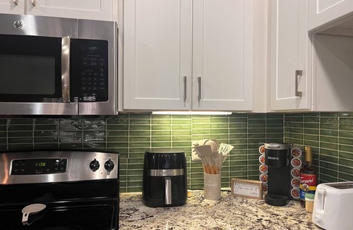 Las Colinas Apartment | Stylish Escape/Walk to Dining & Entertainment