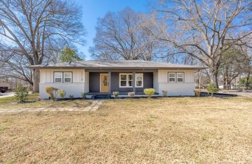 Gastonia House | Stylish Family Retreat with Gourmet Kitchen & Fast WiFi