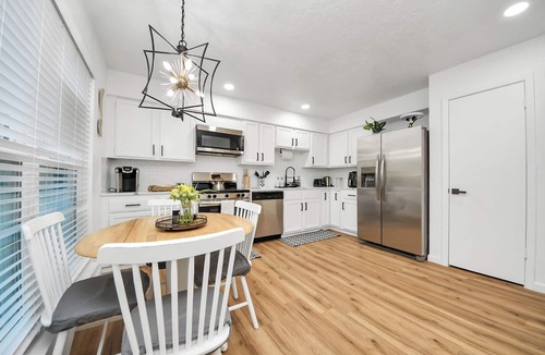 Barker House | Stylish Katy Retreat 4BR Sleeps 10 Outdoor Escape.