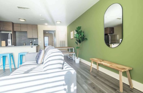 Riverside Apartment | Stylish King 1BR 8 Min to Downtown Pool, Gym & Parking 04