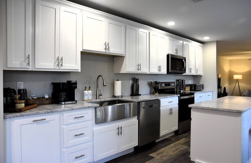 Newark House | Stylish Modern Ranch in Newark - Chef’s Kitchen, Fiber WiFi, Pet-Friendly!
