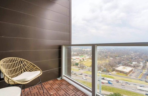 Rainey Street Historic District Apartment | Stylish Nativo I Modern 1 BDR Apt in Austin