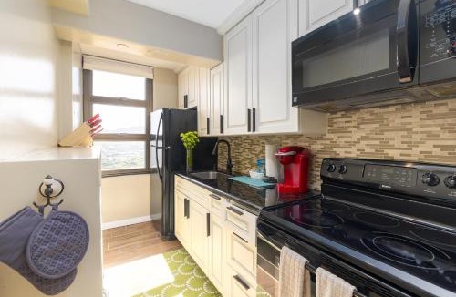 Waikiki Apartment | Stylish Ocean View Condo Near Waikiki Beach with Free Parking!