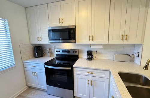 Southside House | Stylish Remodeled Townhouse – Entire Home - Great Location!