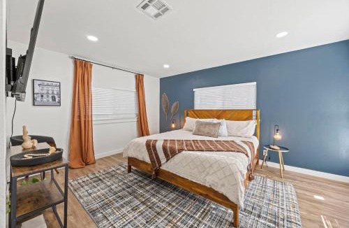 Haltom City House | Stylish Retreat-Hot Tub + Huge Yard + Pet Friendly
