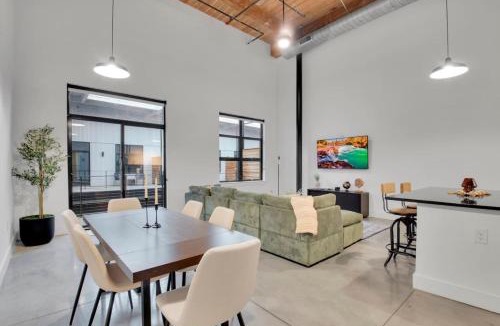 Judson Apartment | Stylish Roomy 2BD Loft Pool 5 mins to DT GVL