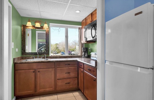 Airlie Condo | Stylish Studio Near Wrightsville Beach | Pool, Elevator, Walk to Dining