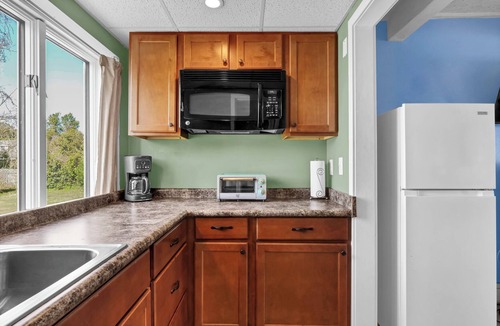 Airlie Condo | Stylish Studio Near Wrightsville Beach | Pool, Elevator, Walk to Dining
