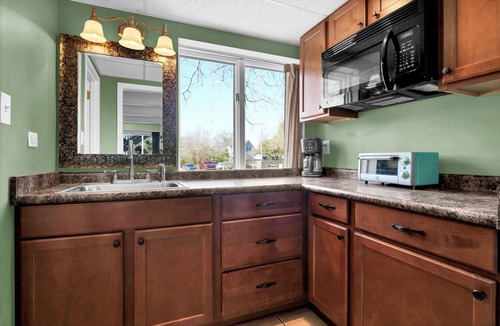 Airlie Condo | Stylish Studio Near Wrightsville Beach | Pool, Elevator, Walk to Dining