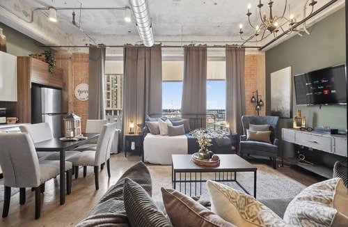 Downtown Dallas Apartment | Stylish Vintage Loft with Valet Parking,Pool & Gym