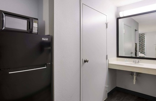 Hinesville Hotel | Suburban Studios Hinesville - Fort Stewart Area