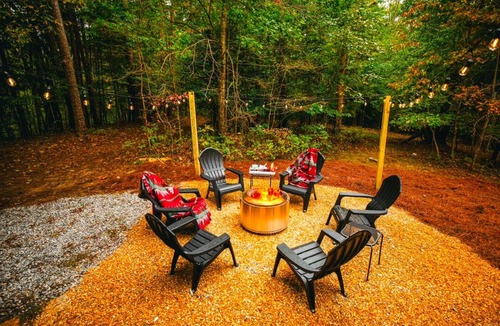 Dahlonega Cabin | Sugar Pine Cabin-2 bed with firepit, WiFi, near downtown Dahlonega & wineries
