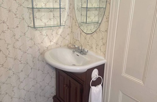 Aiken House | Suite #5 - Twin Room with Vanity