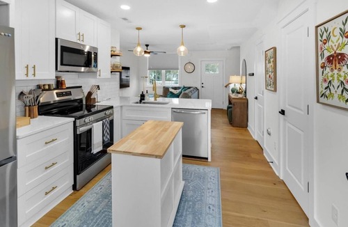 Wilmington House | Suite on Swann - Brooklyn Arts - We LOVE Doggies!