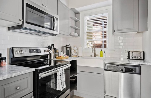 Cannonborough Elliotborough Apartment | Suite Retreat on Coming Street ^ Walk Everywhere!