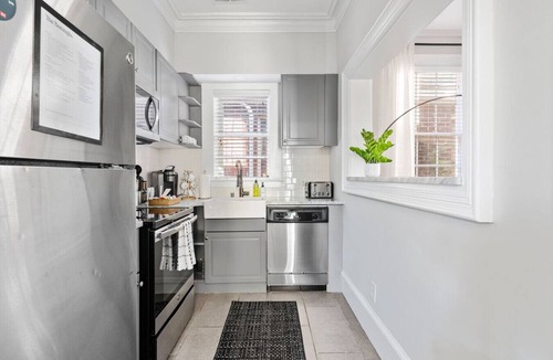 Cannonborough Elliotborough Apartment | Suite Retreat on Coming Street ^ Walk Everywhere!