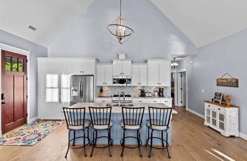 Bracey House | Summer Breeze|Heated Pool|Hot Tub!