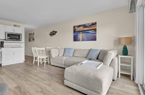 Wrightsville Beach Condo | Summer Sands Dog Daze of Summer Room 306