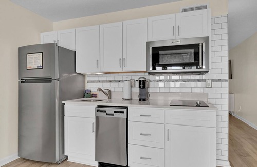 Wrightsville Beach Condo | Summer Sands Dog Daze of Summer Room 306