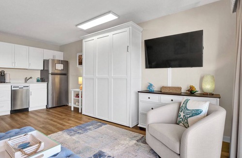 Wrightsville Beach Condo | Summer Sands- The Sun and Sand Room 401