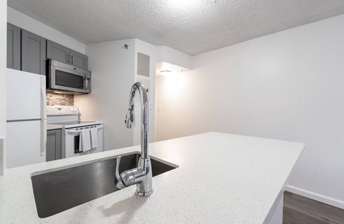 Downtown Honolulu Condo | 😎 Summer Special - Downtown Honolulu Skyview - 1Bed+Den- Free Parking 🏄‍♂️