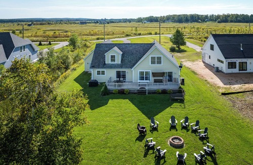 Ponshewaing House | Summerside Cape on Crooked Lake-Waterfront-Sunsets-Sleeps 12 -Private Dock