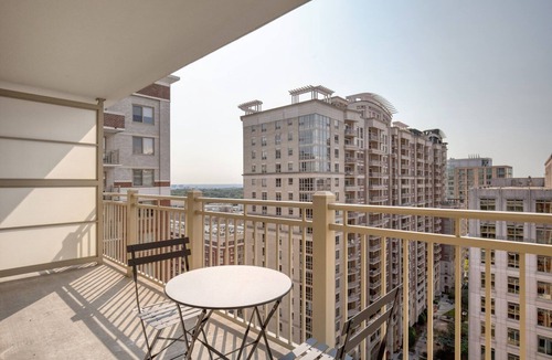 Ballston Apartment | Sunlit Ballston 1BR w/W/D, Gym & Pool, near Metro, by Blueground