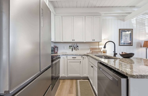 Windy Hill House | Sunny Beach Bungalow Pet Friendly Near Beach