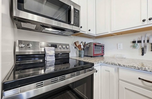 Windy Hill House | Sunny Beach Bungalow Pet Friendly Near Beach