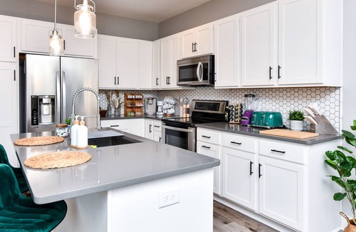 Dunean Apartment | Sunny Cityside Boho Hideaway - KING Beds, Workdesks, Balcony! Close to Downtown