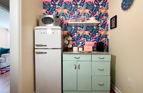 Athens House | Sunny Secret Garden Getaway - a private guest suite w/fire pit - 7 mi to UGA!