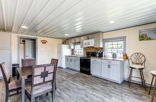 Avenue Cottage | Sunrise Landing: Waterfront Cottage in Avenue!