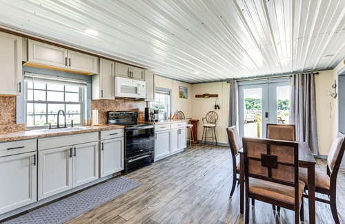 Avenue Cottage | Sunrise Landing: Waterfront Cottage in Avenue!
