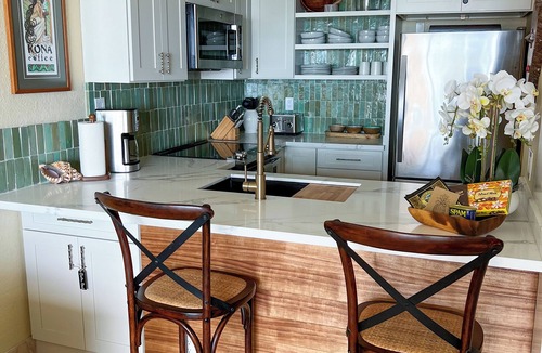 Historic Kailua Village Condo | Sunset in Paradise Oceanfront 1BR/1BA Condo at Kona Reef Fast WiFi & Central AC