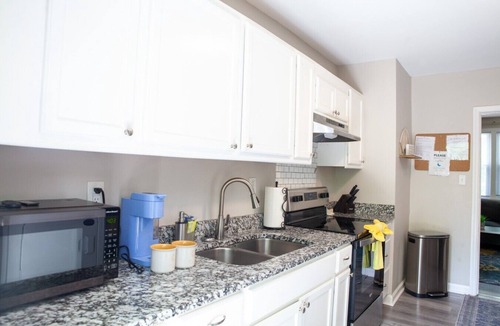 Rosewood House | Sunshine BNB in Downtown Cola- walk to 5 Parks!