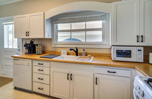 Baldwin House | Sunshine Under the Oak: Baldwin Home w/Patio!