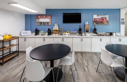 Bonanza Hotel | Super 8 by Wyndham Laredo