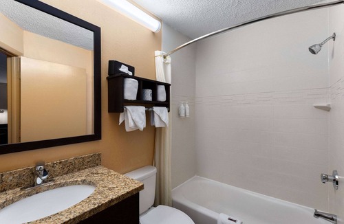 Myrtle Beach Hotel | Super 8 by Wyndham Myrtle Beach/Market Common Area