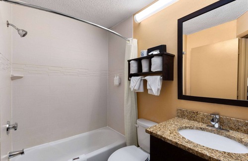 Myrtle Beach Hotel | Super 8 by Wyndham Myrtle Beach/Market Common Area