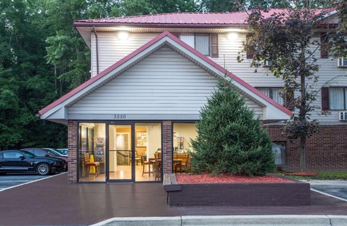 Waldorf Hotel | Super 8 by Wyndham Waldorf